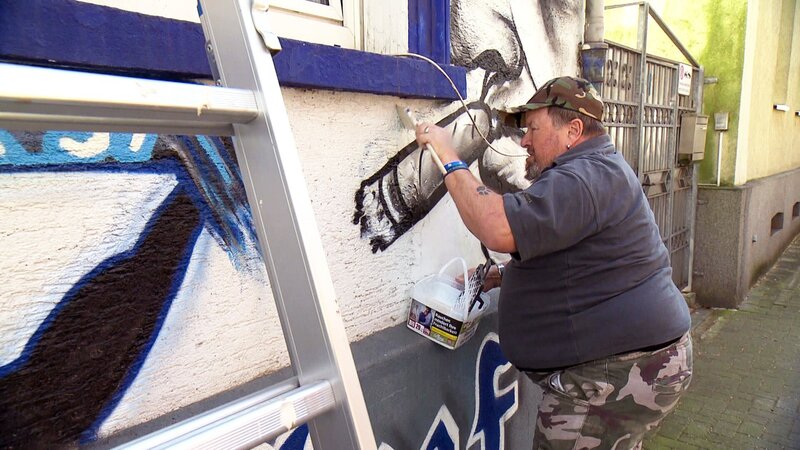 Die Fassade des Gelsenkirchener Schalke-Hauses muss nach einer anonymen Eier-Attacke von Willy (63) gestrichen werden – Bild: RTLZWEI