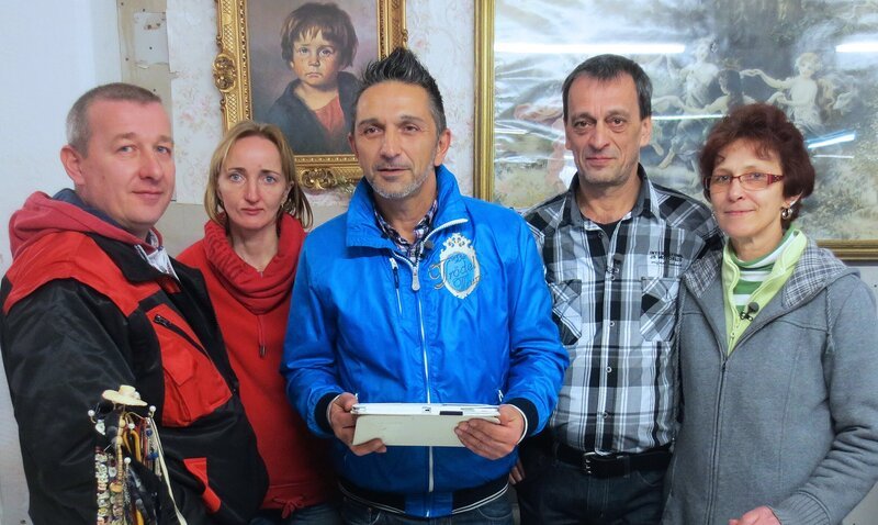 Von links: Jürgen, Daniela, Trödelexperte Mauro Corradino, Wolfgang und Brigitte. – Bild: RTL II