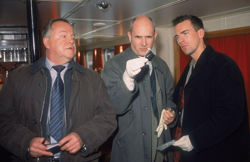 Beim Betriebsausflug auf einem Spreedampfer wurde der Firmenchef Bahlow ermordet. Kehler (Wolfgang Bathke, li.) und Bonhoff (Wolfgang Krewe, re.) ermitteln an Bord. Der Gerichtsmediziner Dr. Duhler (Klaus Schindler) hat schon eine erste Theorie zum Tathergang. – Bild: RTL Crime