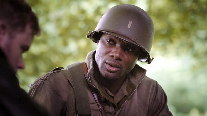 Offizier Robert Hayes (Hiram A. Murray) und der US-Pilot Frank Ross (Kellan Lutz) verstecken sich vor der deutschen Wehrmacht – Bild: RTLZWEI