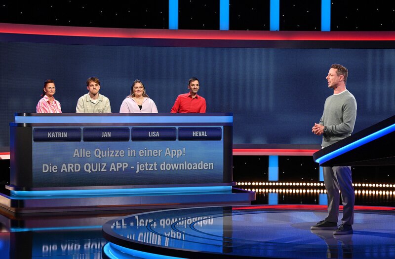 Moderator Alexander Bommes (r.) mit den Kandidat:innen (v.l.n.r. am Panel): Katrin Thomas, Jan Gartmann, Lisa Kolb und Heval Dogan. – Bild: ARD/​Uwe Ernst