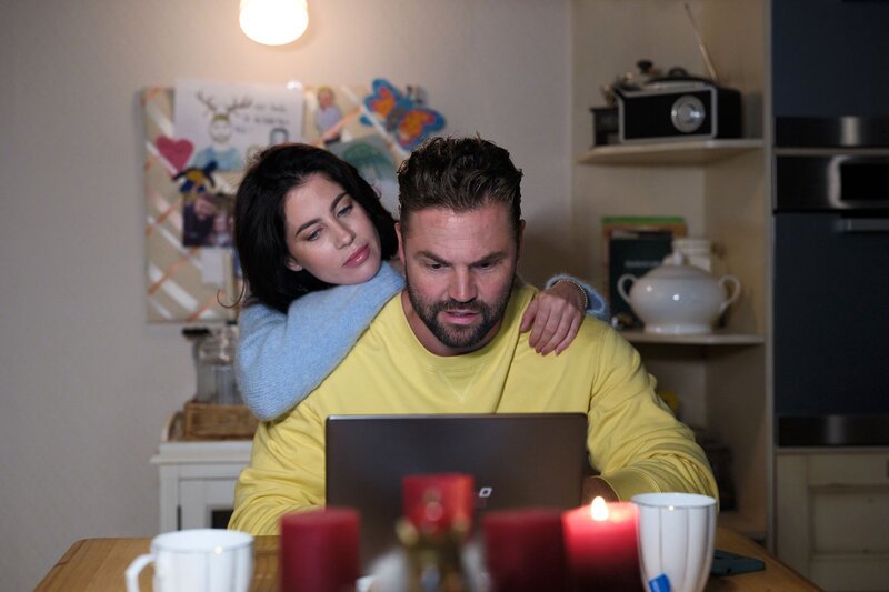 Bambi (Ben Heinrich) findet das mobile Werkstatt-Auto seiner Träume. Links Sina (Valea Scalabrino). – Bild: RTL /​ Stefan Behrens /​ Bambis neue Liebe