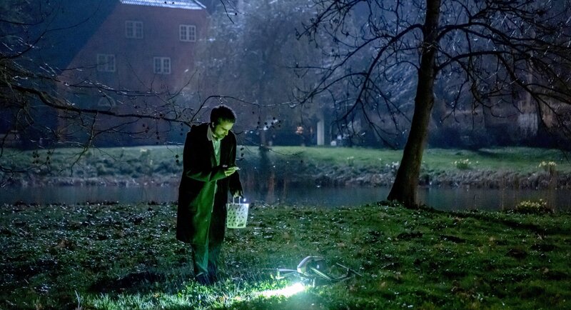 Alexander (Oliver Wnuk) hängt das Lösegeld an die Drohne. – Bild: ARD Degeto/​Gulliver Theis