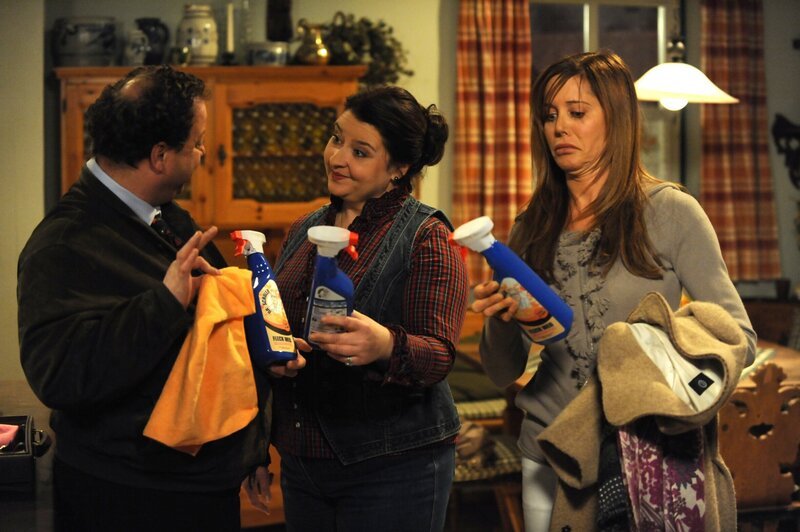 Monika und Trixi lassen sich von dem Wundermittel-Verkäufer nicht in die Pfanne hauen. Von links: Haustürverkäufer (Roberto Martinez), Monika Vogl (Christine Reimer) und Trixi Preissinger (Doreen Dietel). – Bild: BR/​Marco Orlando Pichler