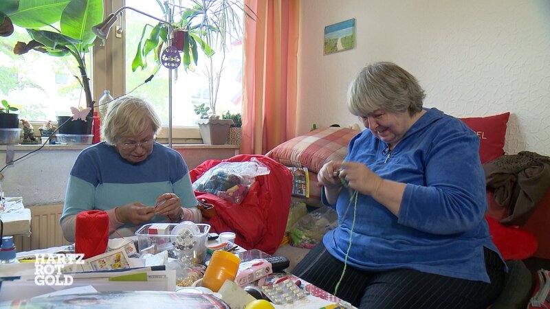 Elke und Dagmar haben heute einen kreativen Häkel-Tag – Bild: RTLZWEI
