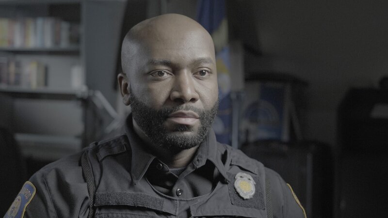 Ofc. Makentorch Seide, master interview mid shot – Bild: Warner Bros. Discovery, Inc. or its subsidiaries and affiliates