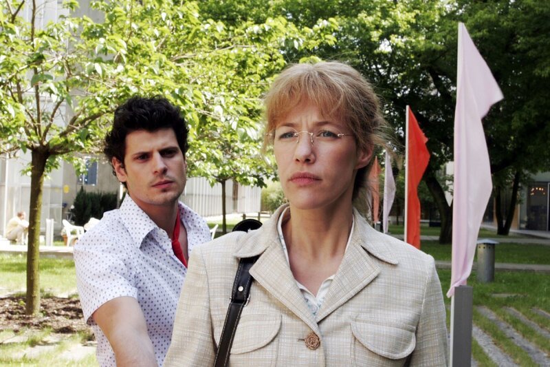 Lisa (Alexandra Neldel, r.) ist fassungslos, dass es zwischen Rokko (Manuel Cortez, l.) und David zu einer Schlägerei kam. (Dieses Foto von Alexandra Neldel darf nur in Zusammenhang mit der Berichterstattung über die Serie „Verliebt in Berlin“ veröffentlicht und verbreitet werden.) – Bild: SAT.1 /​ Noreen Flynn Eigenproduktionsbild frei