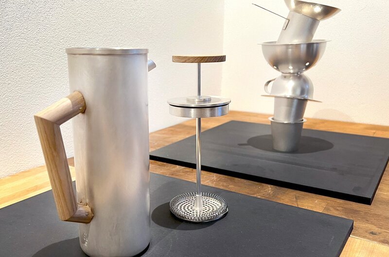 Karaffe, Kaffeekanne, Besteck oder Teller: Philipp Gröninger aus Caan im Westerwald liebt Silber. Gebrauchsgegenstände aus dem edlen Material fertigt er für die Ewigkeit. – Bild: SWR