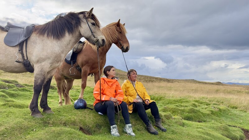 Nach dem langen Ritt gönnen sich Anna und Evelyn eine kleine Pause. (Evelyn Ýr) – Bild: BR/​TEXT+BILD Medienproduktion GmbH & Co. KG/​Katharina Brackmann