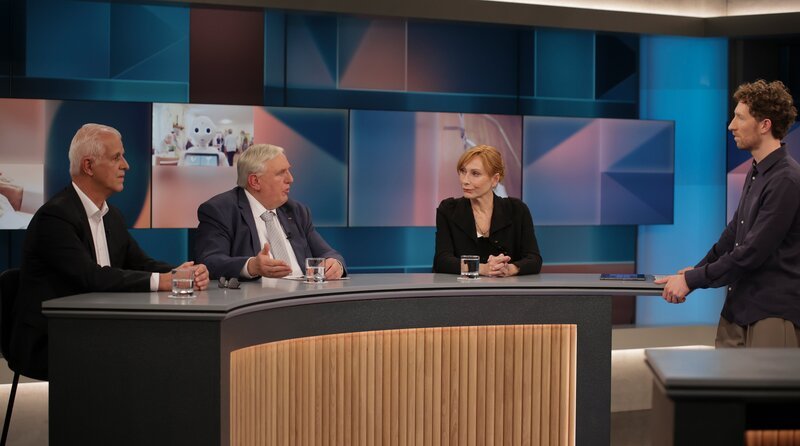 Zu Gast bei Louis Klamroth: v.l.n.r. Bernd Meurer (Präsident Bundesverband privater Anbieter sozialer Dienste), Karl-Josef Laumann (CDU, Minister für Arbeit, Gesundheit und Soziales in Nordrhein-Westfalen) und Andrea Sawatzki (Schauspielerin und Schriftstellerin, hat ihren an Demenz erkrankten Vater gepflegt). – Bild: WDR/​Dirk Borm