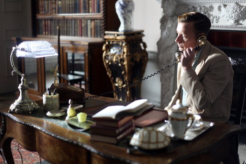 Der zurück getretene König Edward kann nur schwer von der einstigen Macht lassen. Immer wieder drängt er seinem Bruder König George seine Ratschläge auf. – Bild: ORF/​BBC/​Raw TV Ltd /​ Cable News Network, Inc.