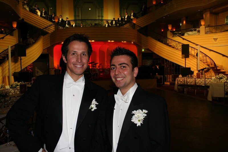 Willi (links) mit Tanzlehrer Savas Karapinar auf dem Chrysanthemenball in München. – Bild: BR/​megaherz