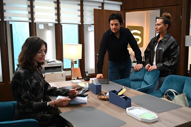 Gabriella (Bianca Hein, l.) zwingt sich, das Kapitel endgültig abzuschließen. Rechts Maximilian (Francisco Medina) und Joana (Josephine Martz) – Bild: RTL /​ Julia Feldhagen /​ Das Ende der Lügen