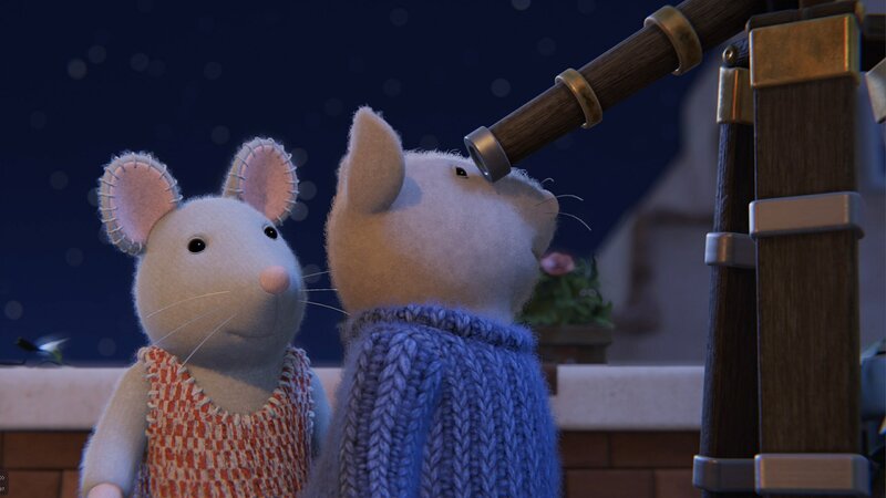 Sam (rechts) und Julia (links) dürfen einmal durch das Teleskop von Frau Kosmos in den nächtlichen Sternenhimmel schauen. – Bild: ZDF/​Cielo Films/​Caribara Production/​SuperswissRed/​M.A.R.K.13/​ZDF Studios GmbH