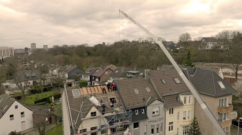 Der Handwerkermangel hat Auswirkungen auf viele private Bauvorhaben, aber auch kommunale Bau- und Sanierungsprojekte verzögern sich oder werden teurer. – Bild: WDR