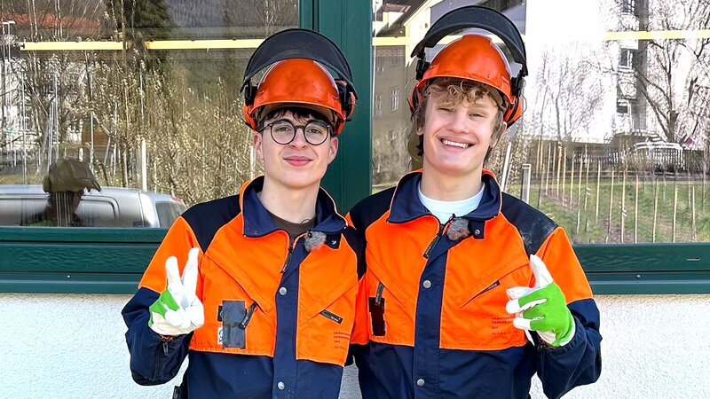 Beim Praktikum in der Landwirtschaftlichen Schule dürfen Nick und Cay in unterschiedliche Berufe reinschnuppern. – Bild: ZDF/​Eva Beer