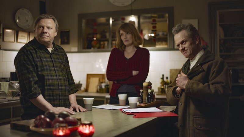 Hermansen (Morten Brovn, rechts) unterzeichnet mit Jens (Ulver Skuli Abildgaard, links) und Malou (Julia Agnete Vang, Mitte) den Kaufvertrag für den Hof. – Bild: https:/​/​kommunikation.kika.de/​