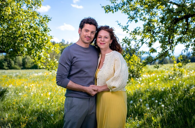 Anthony Paul (Kilian Rudloff), Johanna Graen (Fanny Schätzl). – Bild: ORF/​ARD/​Christof Arnold