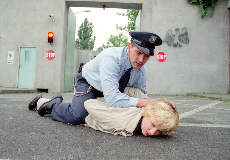 Weit ist sie nicht gekommen: Hendrik (Ulrich Drewes) hat Mareike (Sanna Englund) im letzten Moment an der Flucht hindern können … – Bild: RTL