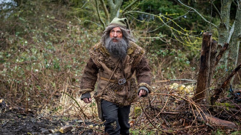 Der Wichtel Rang (Anders Mossling) im Wald – Bild: BR/​TV 2 Denmark, Cosmo Film/​Per Arnesen
