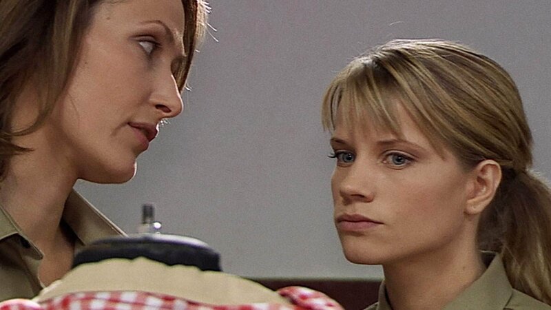 Sarah ist in Sebastian verliebt und will auf jeden Fall verhindern, dass er erneut zum Drogenlieferanten wird. Aber Mareen hat eigene Pläne für Sebastian. – Bild: RTL