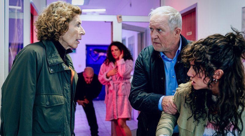 ARD Degeto TATORT: DER ELEKTRIKER (v. li .n. re.): Bibi Fellner (Adele Neuhauser), Ramona (Claudia Kottal), Moritz Eisner (Harald Krassnitzer) und Linda Filipovic (Gabriela García-Vargas) – Bild: ORF/​Petro Domenigg