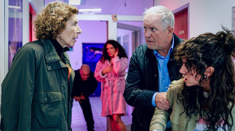 ARD Degeto TATORT: DER ELEKTRIKER (v. li .n. re.): Bibi Fellner (Adele Neuhauser), Ramona (Claudia Kottal), Moritz Eisner (Harald Krassnitzer) und Linda Filipovic (Gabriela García-Vargas) – Bild: ORF/​Petro Domenigg