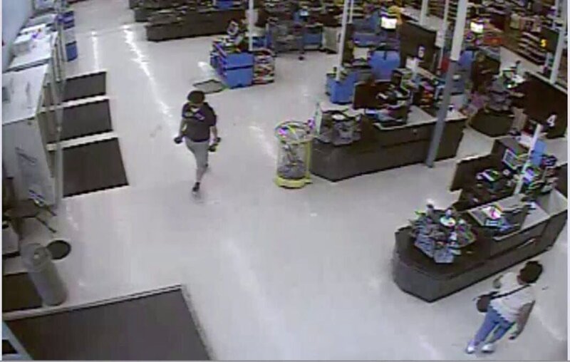 Aufnahmen der Überwachungskamera: Li Xiangnan nähert sich dem Ausgang des Ladens – Bild: RTL /​ Arrow International Media