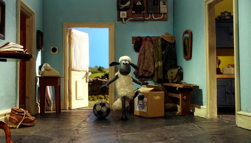 Im Haus des Farmers Ball zu spielen, ist für Shaun nicht ungefährlich. – Bild: WDR/​Aardman Animations Ltd.
