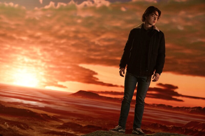 LA BREA -- „The New Arrival“ Episode 104 -- Pictured: (l-r) Rohan Mirchandaney as Scott Israni, Josh McKenzie as Lucas Hayes -- (Photo by: Sarah Enticknap/​NBC) – Bild: NBC /​ Universal Television LLC. All Rights Reserved.