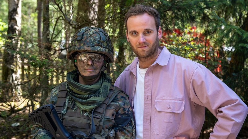 Psychologe Leon Windscheid (r.) trifft bei einer Bundeswehrübung auf Reservisten, um mit ihnen über ihre Beweggründe teilzunehmen zu sprechen. – Bild: ZDF und Marius Fuchtmann
