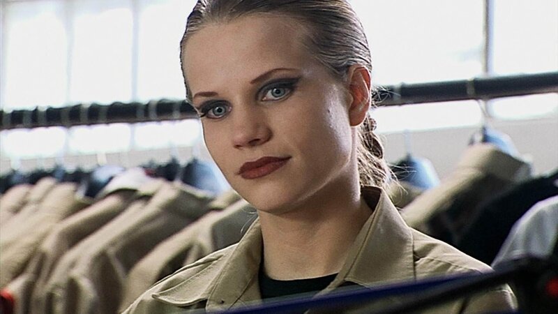 Sarah entscheidet sich, von jetzt an niemandem mehr zu vertrauen und nur noch an sich selber zu denken. Sie schlägt Julianes gut gemeinten Rat, die Mittäter in dem Drogenhandel zu nennen, in den Wind und fordert von Mareen eine hohe Summe Schweigegeld. – Bild: RTL