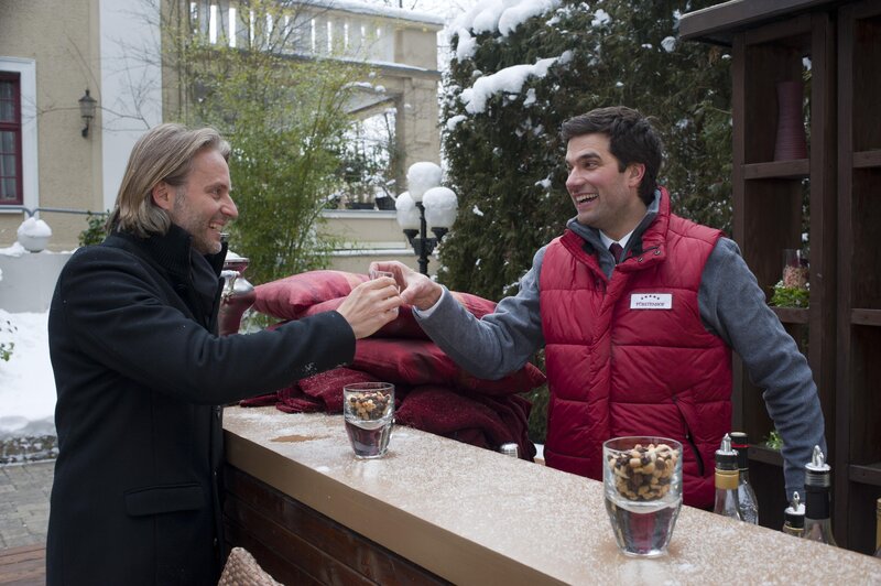Michael (Erich Altenkopf, l.); Konstantin (Moritz Tittel, r.) – Bild: Marco Meenen