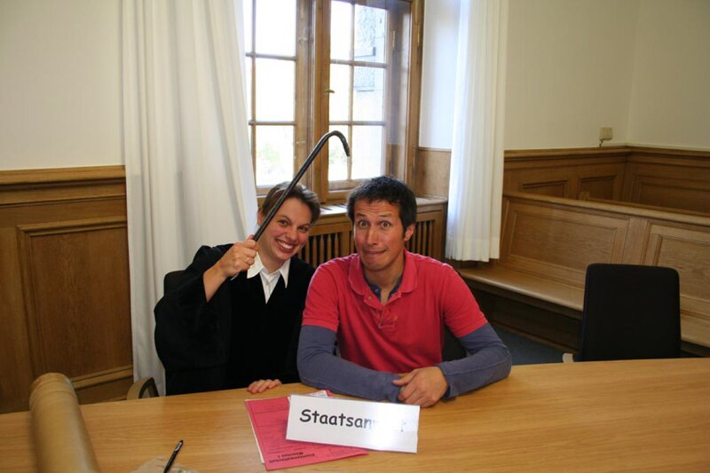 Willi mit Staatsanwältin Leslie Trüstedt. – Bild: BR/​megaherz