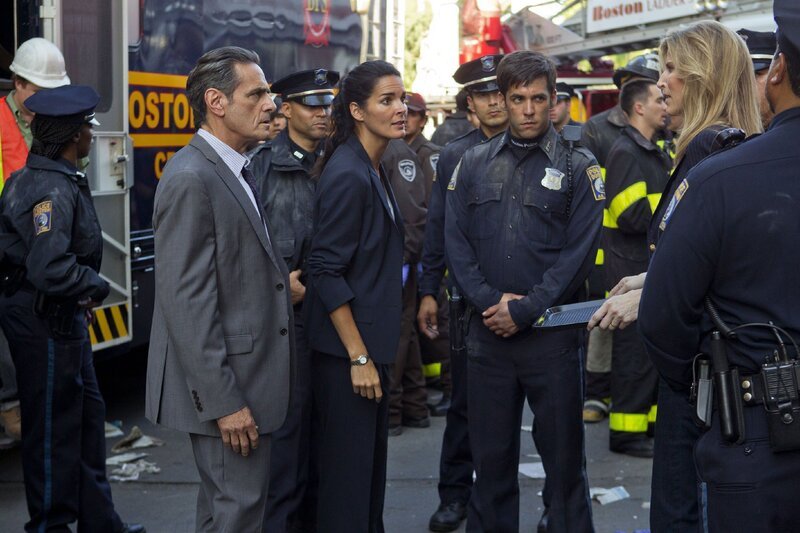 Det. Jane Rizzoli (Angie Harmon, l.) ermittelt im Mordfall eines Schauspielers, als das Theatergebäude einstürzt. – Bild: RTL /​ Warner Bros