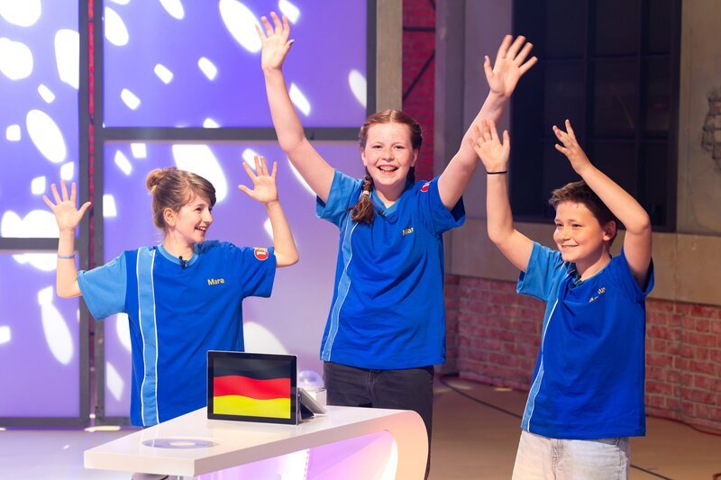 Das blaue Team aus Schkeuditz in Deutschland kann es kaum erwarten endlich loszuraten. – Bild: ORF/​ZDF/​Ralf Wilschewski