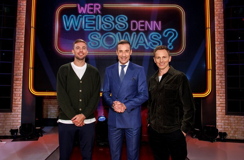 Moderator Kai Pflaume (M), der Fernsehmoderator und Journalist Jochen Breyer (r.) und der Fußballspieler und TV-Experten Christoph Kramer (l.). – Bild: NDR/​Matzen/​ARD/​UFA SHOW & FACTUAL