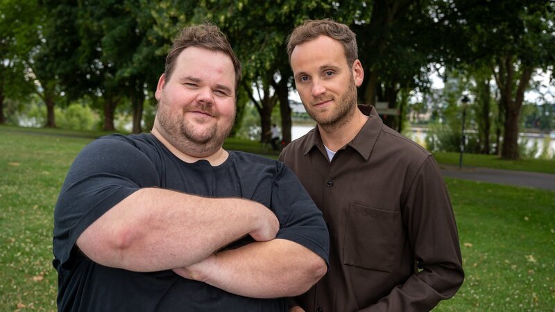 Personaltrainer Torsten Prix (l.) spricht mit Psychologe Leon Windscheid (r.) über seine Binge-Eating-Störung und sein Leben zwischen ständigem Zu- und Abnehmen. – Bild: ZDF und Marius Fuchtmann