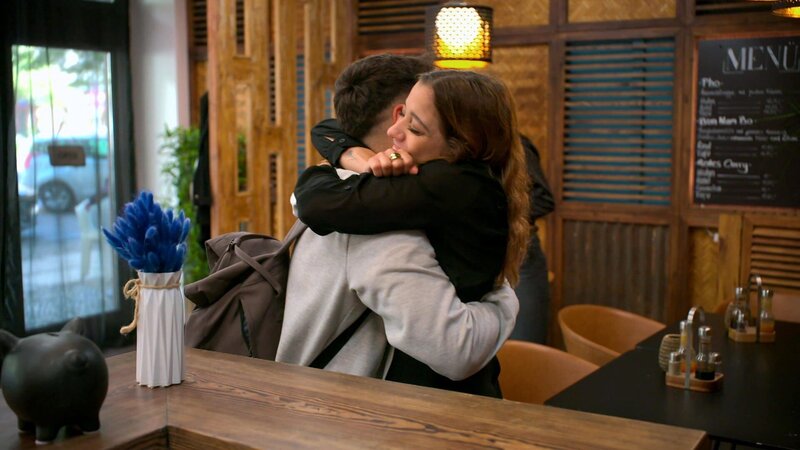 Karim freut sich über eine Top-Note beim Referat und bedankt sich bei Valentina. Als starkes Team im Möllers haben sie anschließend jede Menge Spaß. Beim Späti wird aus dem harmlosen Spiel plötzlich Ernst – und die beiden küssen sich. – Bild: RTLZWEI