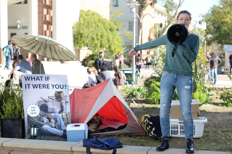 Britta macht aus der Not eine Tugend und setzt sich für Obdachlose ein, während sie selbst die ein oder andere Nacht auf der Straße verbringt … – Bild: Sony Pictures Television Inc. and Open 4 Business Productions LLC