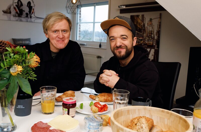 Moderator Pierre M. Krause (l.) und Ex-Profisportler Mathias Mester frühstücken gemeinsam. – Bild: SWR/​Caroline Schreer