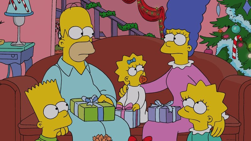 Kann es endlich ein ganz normales Weihnachtsfest werden? Homer (2.v.l.), Bart (l.), Marge (2.v.r.), Lisa (r.) und Maggie (M.) unter dem Weihnachtsbaum beim Geschenke auspacken … – Bild: Twentieth Century Fox Film Corporation
