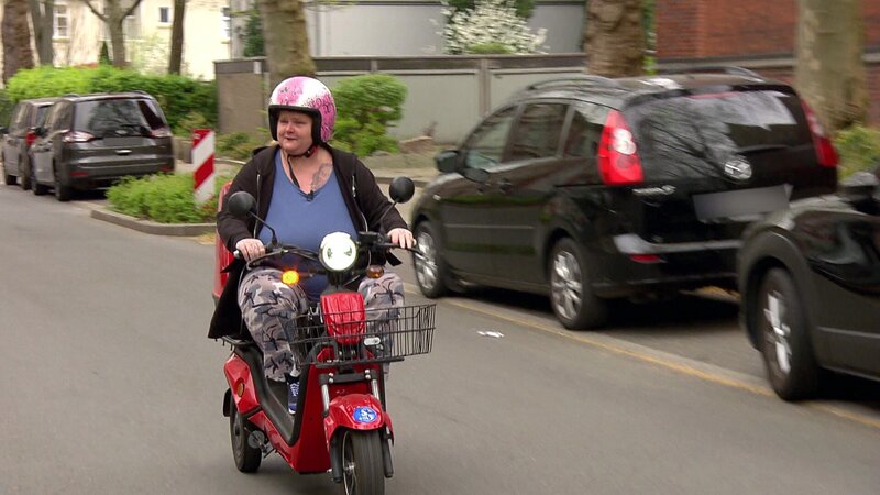 Tanja macht eine Probefahrt mit ihrem roten Flitzer – Bild: RTLZWEI