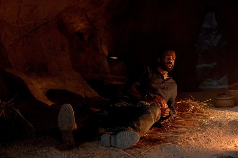 LA BREA -- „The New Arrival“ Episode 104 -- Pictured: (l-r) Rohan Mirchandaney as Scott Israni, Josh McKenzie as Lucas Hayes -- (Photo by: Sarah Enticknap/​NBC) – Bild: NBC /​ Universal Television LLC. All Rights Reserved.