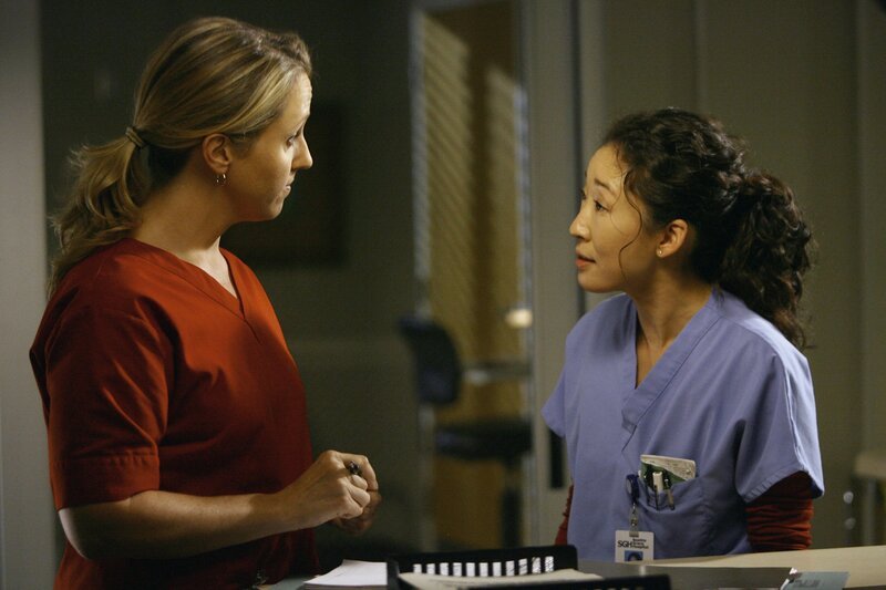 Cristina (Sandra Oh, r.) legt sich mit Dr. Hahn (Brooke Smith, l.) an und erfährt kurz darauf, dass diese nun die neue Leiterin der Herzchirurgie am Seattle Grace Hospital ist … – Bild: 2007 American Broadcasting Companies, Inc. All rights reserved. NO ARCHIVING. NO RESALE. /​ Scott Garfield Lizenzbild frei