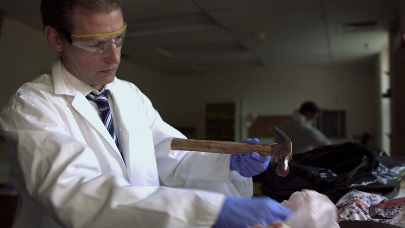 Ein Gerichtsmediziner untersucht den Hammer – Bild: Z/​abacus /​ © Crime + Investigation /​ abacus media