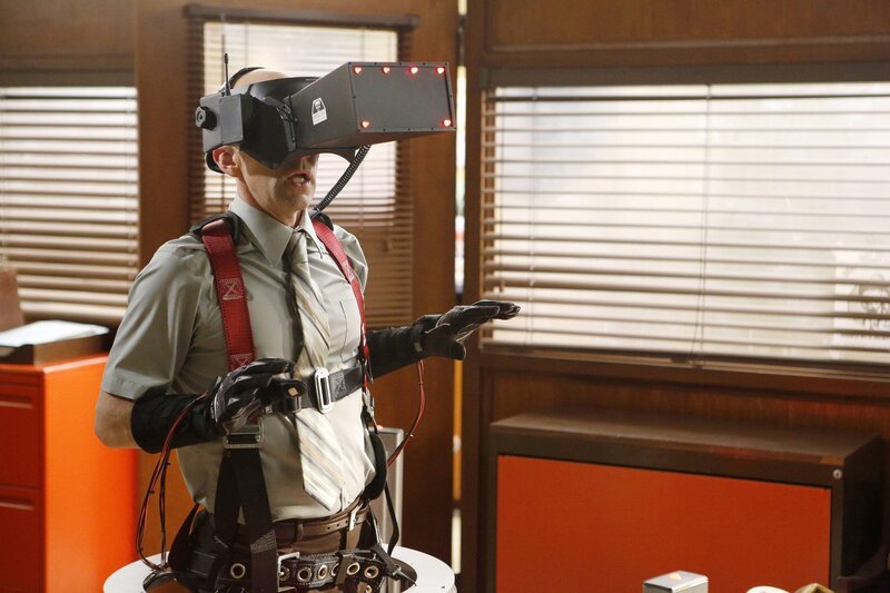 Kann seine Machtphantasien endlich ausleben und zwar in einer virtuellen Realität: Dean Pelton (Jim Rash) … – Bild: Sony Pictures Television Inc. and Open 4 Business Productions LLC