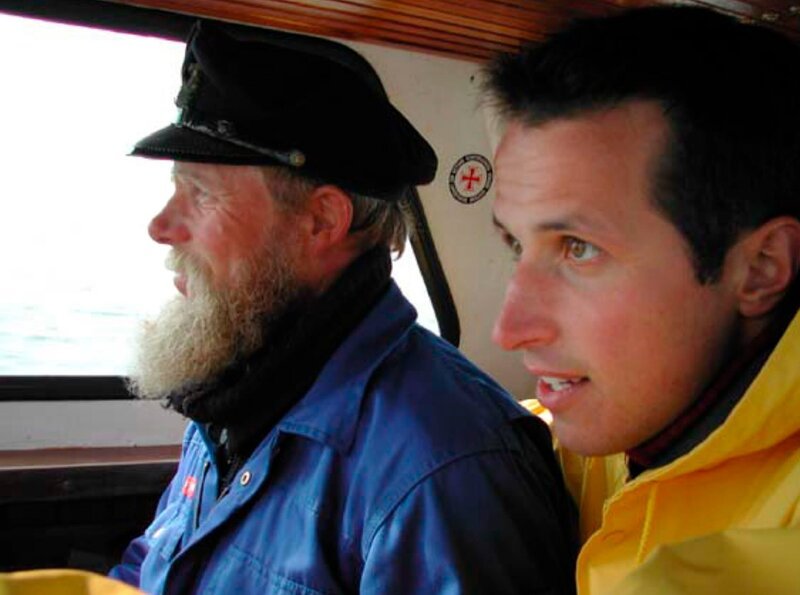 Willi Weitzel (rechts) verfolgt den Weg einer Postkarte von der norddeutschen Insel Langeneß bis ins oberbayerische Murnau. – Bild: BR/​megaherz