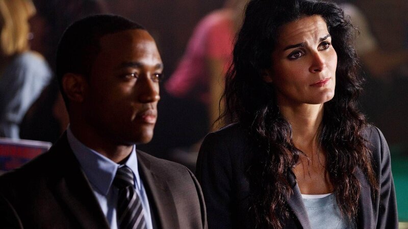 Um einen Mord aufzuklären müssen Det. Barry Frost (Lee Thompson Young) und Det. Jane Rizzoli (Angie Harmon) in der virtuellen Realität eines Rollenspiels ermitteln. – Bild: TVNOW /​ Warner Bros