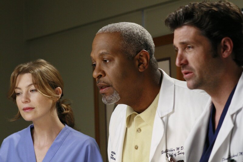 Ein verunglückter Fallschirmspringer wird ins Krankenhaus eingeliefert, dessen Fallschirm sich nicht geöffnet hat. Wie durch ein Wunder ist er beinahe unversehrt, nur sein Blinddarm muss operiert werden. Es existiert ein Video von seinem Sprung, das sich Meredith (Ellen Pompeo, l.), Webber (James Pickens jr., M.) und Derek (Patrick Dempsey, r.) gespannt ansehen … – Bild: 2007 American Broadcasting Companies, Inc. All rights reserved. NO ARCHIVE. NO RESALE. /​ Ron Tom Lizenzbild frei